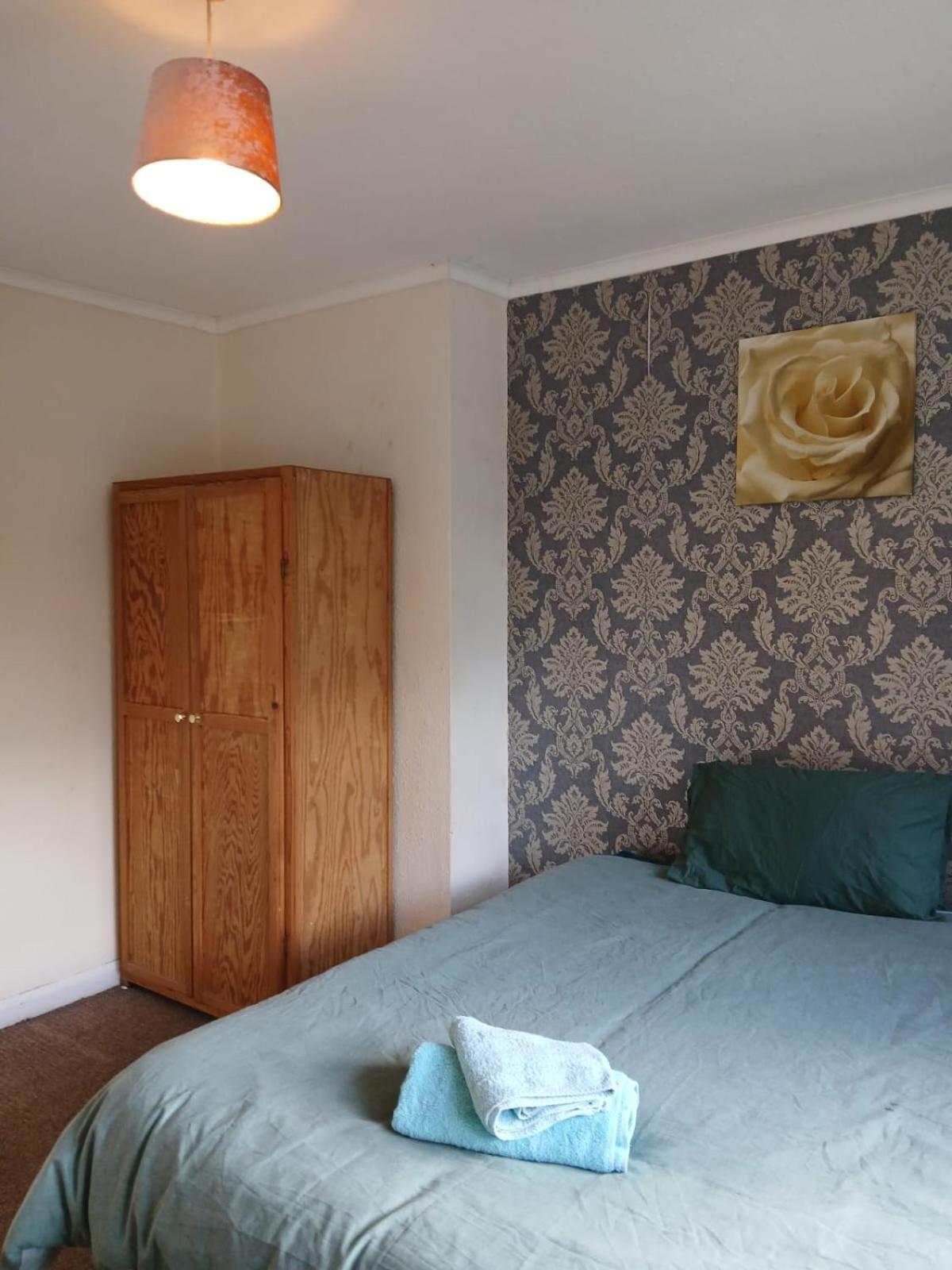 1 Hoyland Avenue 2 Bed House Holiday home Nottingham